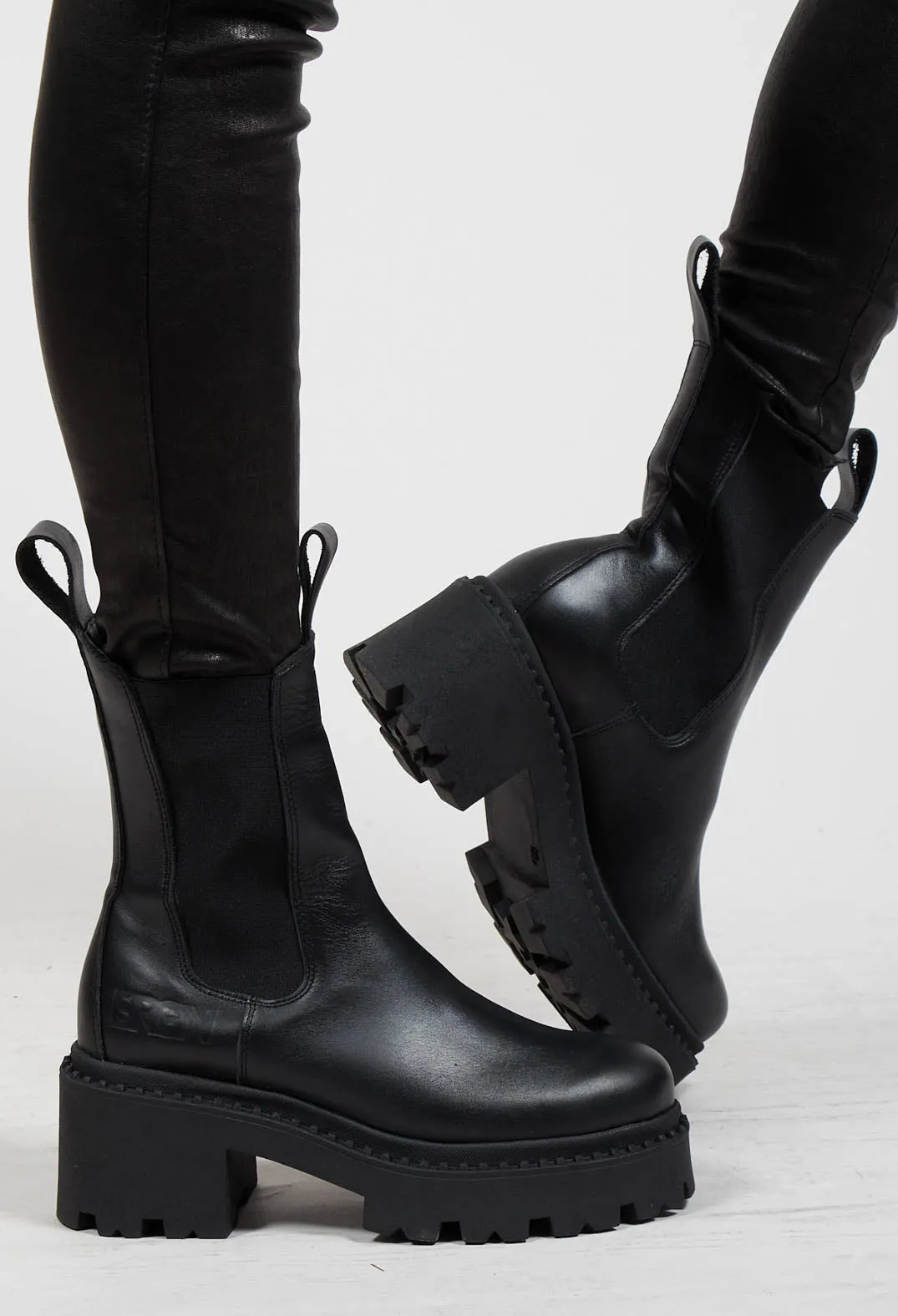 Chelsea Heel Boots in New Black